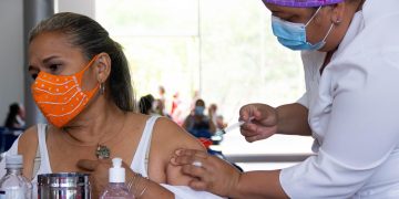 Venezuela ocupa los últimos puestos en vacunación anticovid, según la oposición