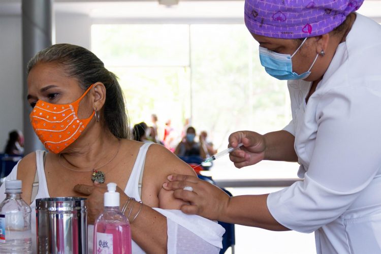 Una enfermera aplica una dosis de la vacuna rusa Sputnik V contra la covid-19 en Maracaibo (Venezuela). EFE/Henry Chirinos/Archivo