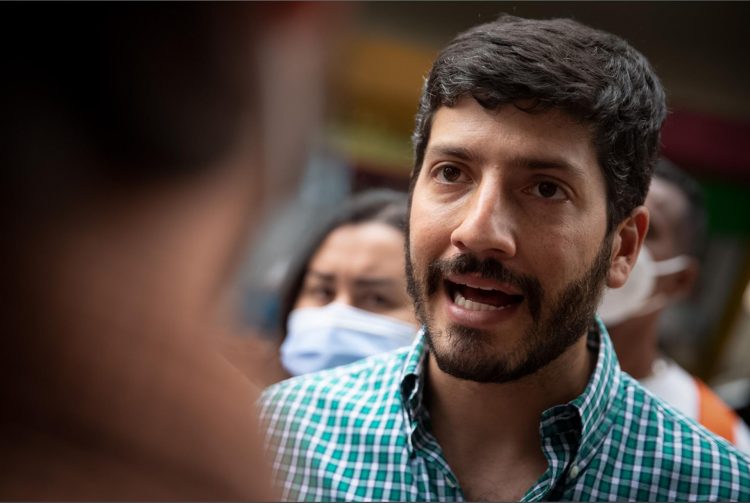 El opositor venezolano Roberto Patiño fue registrado el pasado 6 de agosto al saludar a habitantes del barrio 'El 70' de El Valle, en Caracas (Venezuela). EFE/Rayner Peña