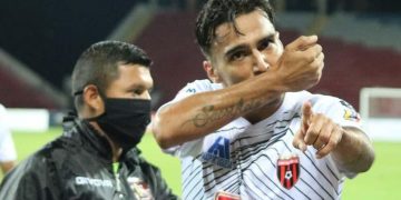 Adrián Fernández marca noveno gol e iguala  el liderato de goleadores