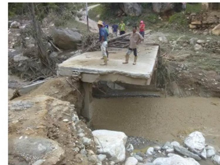 El puente ubicado en la vía a Quirorá colapsó