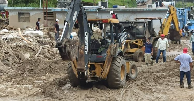 Maquinaria de la gobernación presta apoyo en los trabajos de recuperación de la subestación eléctrica. Foto: cuenta Twitter del gobernador Ramón Guevara