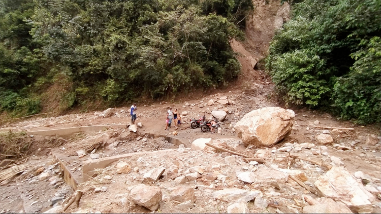 Enormes rocas se desplomaron en la vía hacia las aldeas de la zona norte de Pinto Salinas.