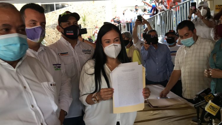 Gobernadora del Táchira formalizó su inscripción a las elecciones primarias ante el comité de garantes de primarias. Mariana Duque