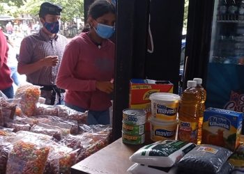 Trabajadores informales pasan penurias para adquirir mercancía en Colombia