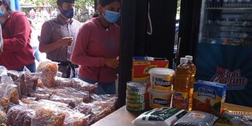 Trabajadores informales pasan penurias para adquirir mercancía en Colombia