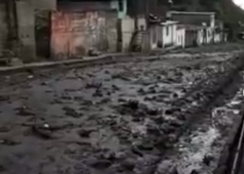 Deslizamiento de tierra dejan lluvias en La Puerta