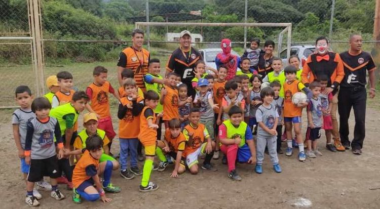 La Academia Kuikas masifica el fútbol en Trujilo y a la vez brinda recreación a los niños