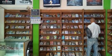 Negocios de películas piratas toman un segundo aire por altos costos del cine y fallas de internet