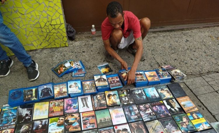 Negocios de películas piratas toman un segundo aire por altos costos del cine y fallas de internet