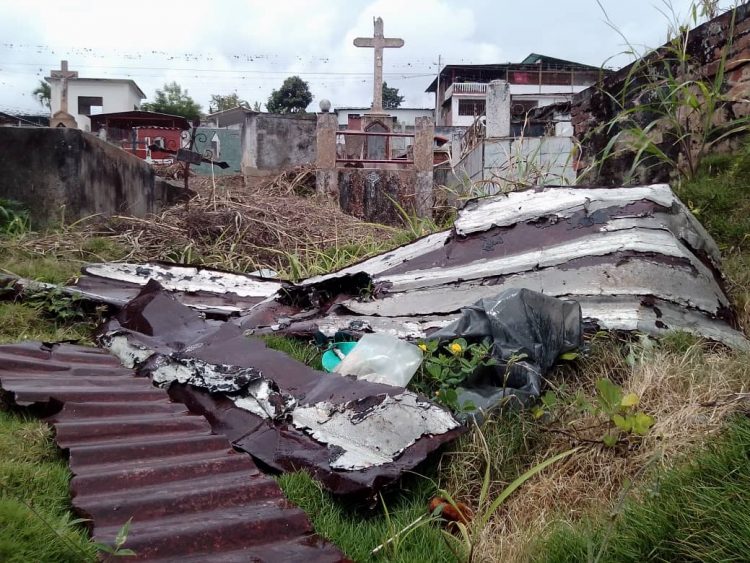 Los escombros  y la maleza cubren casi por completo las tumbas. Foto: Samuel González