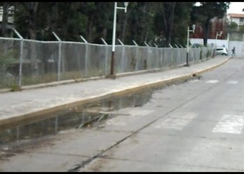 Aguas negras recorren el Bulevar del Estudiante en Ejido