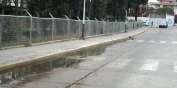 Aguas negras recorren el Bulevar del Estudiante en Ejido