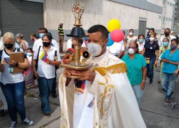 Fervor trujillano en cada lugar donde llega  la reliquia de beato