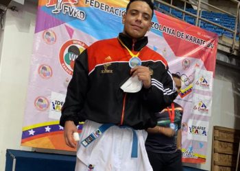 Boconés Víctor Delgado se cuelga oro en campeonato nacional de kárate