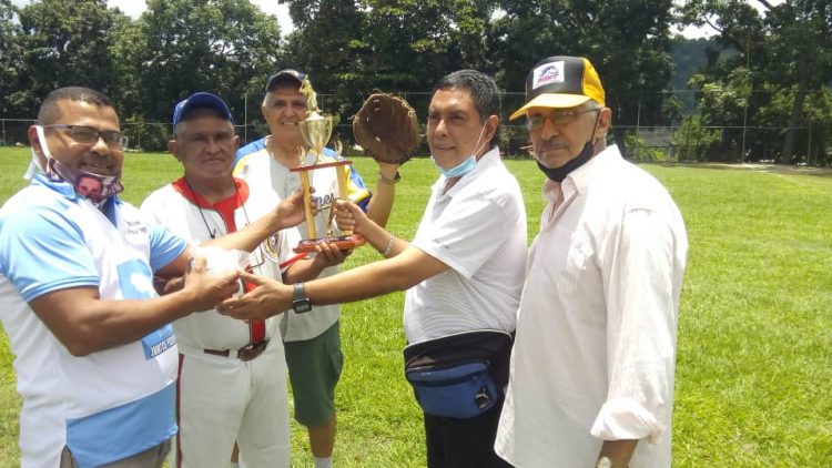 Edgar Briceño y Elbis Africano reciben el trofeo y la pelota de manos de José Luis Nieto