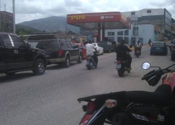 Motorizados de Valera reclaman que les quitaron gasolina para atender a 90 carros en la única bomba que surte motos