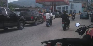 Motorizados de Valera reclaman que les quitaron gasolina para atender a 90 carros en la única bomba que surte motos