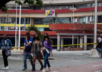 El chavismo comienza a votar en sus primarias con la vista en las regionales
