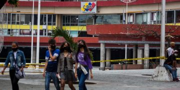 El chavismo comienza a votar en sus primarias con la vista en las regionales