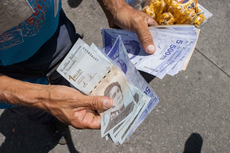 Caracas, 10 ago (EFE).- La oposición venezolana augura que la reconversión monetaria anunciada el pasado jueves, la tercera en lo que va de siglo, "terminará generando mayor inflación" en el país caribeño, según un comunicado difundido este martes.

El exdiputado Gilmar Márquez aseguró, a través de la nota, que esta medida, que eliminará seis ceros a la moneda y entrará en vigor el 1 de octubre, "no genera un resultado positivo para las familias" y "solo genera una ilusión que, por experiencias pasadas (...) terminará produciendo mayor inflación".

A su juicio, este plan terminará dejando "menor poder adquisitivo para el venezolano de a pie, desempleo e inestabilidad económica de mayores proporciones".

Consideró que esta nueva reconversión es "desubicada" y "desfasada", a la vez que resaltó "la importancia de implementar políticas económicas acertadas para reconstruir el aparato productivo nacional y fortalecer las reservas internacionales que permitan tener una moneda sólida en un futuro".

"Esto solo se puede hacer con un Gobierno democrático, con posiciones democráticas, de respeto a la propiedad e inversión privada", destacó.

En opinión de Márquez, "el venezolano de a pie seguirá padeciendo por las irresponsables políticas económicas".

Tras la nueva reconversión, el bolívar, actualmente conocido como "soberano", pasará a denominarse "digital".

De ese modo, todo importe monetario expresado en bolívares soberanos se dividirá entre un millón para ser denominado en bolívares digitales.

A pesar del nuevo nombre, contará con monedas de 1 bolívar y billetes de 5, 10, 20, 50 y 100 bolívares en formato físico, todos ellos con el rostro de Simón Bolívar, recreada digitalmente en 2012, en el anverso y una alusión a la batalla de Carabobo, clave en la independencia, en el reverso.

Actualmente, 4.080.378,08 bolívares soberanos se cambian por un dólar, según el último reporte del BCV, mientras que el billete de más alta denominación es el de un millón.

Debido a la devaluación del actual bolívar soberano, los billetes habían desaparecido en su práctica totalidad, ya que el de mayor denominación, el de un millón de bolívares, vale cerca de 25 centavos de dólar y con él apenas se puede comprar dos pasajes de autobús urbano en Caracas.