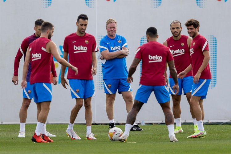 El entrenador holandés del FC Barcelona Ronald Koeman (c) participa con el resto de jugadores en el entrenamiento primer equipo del Fc Barcelona, en las instalaciones de Sant Joan Despí, previo al partido de LaLiga Santander contra el Getafe. EFE/Quique García