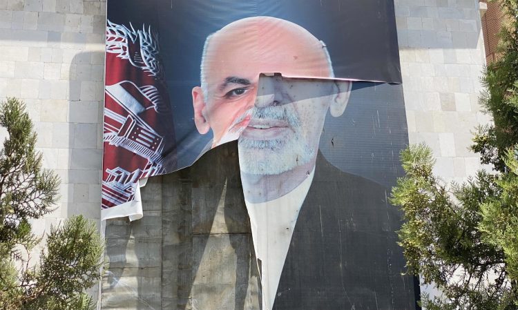 Un cartel con la imagen del expresidente afgano Ashraf Ghani este jueves en Kabul. EFE/EPA/STRINGER