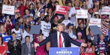 Trump tilda la retirada de Afganistán de vergonzosa y pide dimisión de Biden