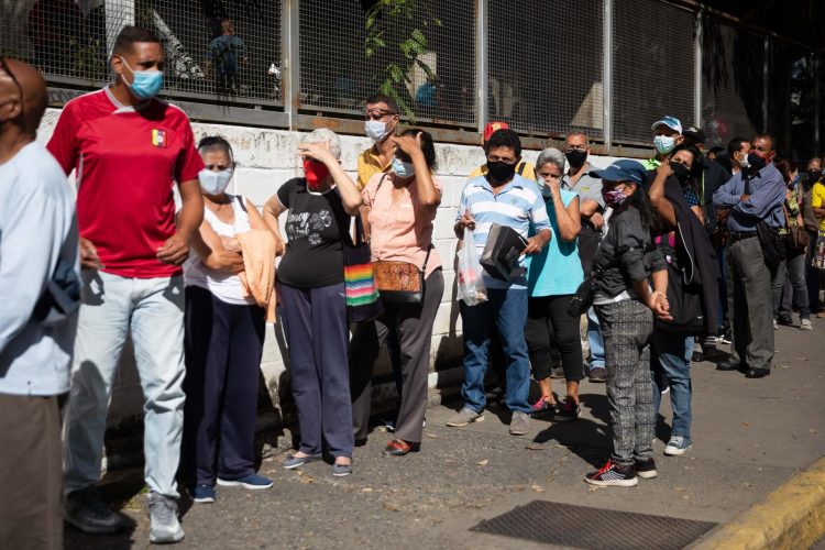 Personas hacen fila para ingresar a un centro de vacunación, el 30 de julio, en Caracas. EFE/RAYNER PEÑA R.