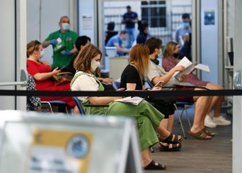Descuentos en ropa y viajes para animar a los jóvenes británicos a vacunarse