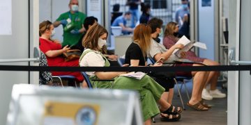 Descuentos en ropa y viajes para animar a los jóvenes británicos a vacunarse