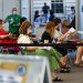 Descuentos en ropa y viajes para animar a los jóvenes británicos a vacunarse