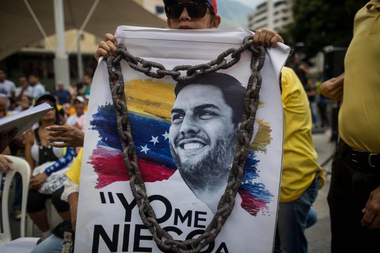El 28 de agosto de 2020, el exdiputado Juan Requesens salió de la cárcel para cumplir arresto domiciliario, tras 752 días en presidio y acusado de formar parte de un presunto atentado en contra de Nicolás Maduro.