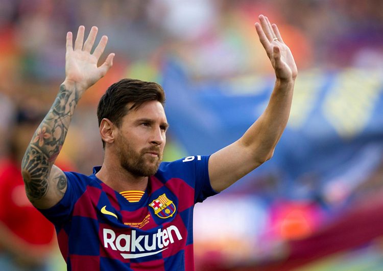 El capitán y delantero argentino del FC Barcelona, Leo Messi, saluda a la afición momentos antes del partido de Trofeo Joan Gamper de 2019 ante al Arsenal en el Camp Nou, en Barcelona. EFE/Enric Fontcuberta/Archivo