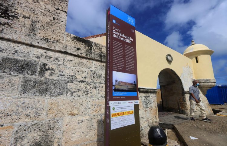 Un hombre camina sobre el histórico fuerte de San Sebastián del Pastelillo, ubicado en el barrio de Manga, hoy, en Cartagena de Indias (Colombia). EFE/Ricardo Maldonado Rozo