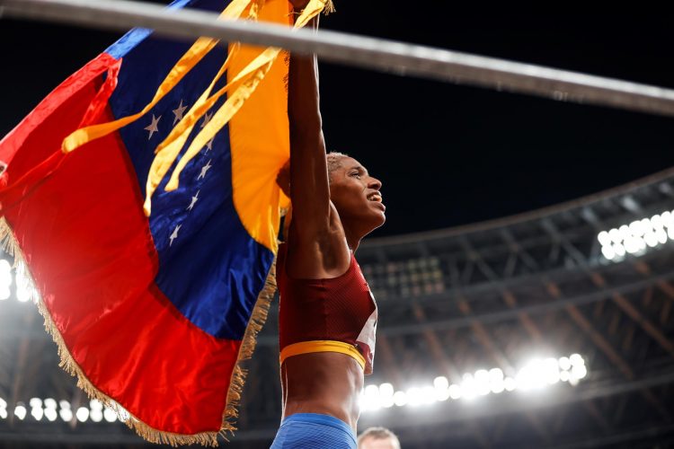 La venezolana Yulimar Rojas celebra tras conseguir la medalla de oro en la final femenina de triple salto durante los Juegos Olímpicos 2020, este domingo en el Estadio Olímpico de Tokio (Japón). EFE/ Juan Ignacio Roncoroni