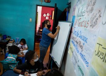 Maestras convierten sus casas en escuelas en medio de la pandemia en Venezuela