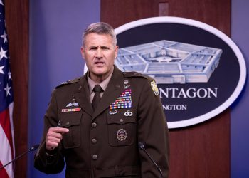 EE.UU. reanuda los vuelos militares en el aeropuerto de Kabul tras el caos