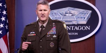 EE.UU. reanuda los vuelos militares en el aeropuerto de Kabul tras el caos