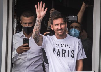 Messi aterriza en París para firmar por el PSG