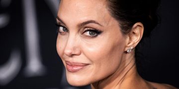 Angelina Jolie se estrena en Instagram con la denuncia de una niña afgana