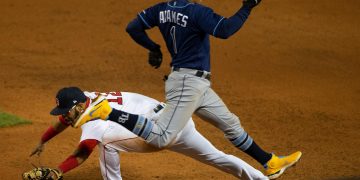 El bate poderoso latino brilla con Cerveceros; Rodríguez; primera victoria