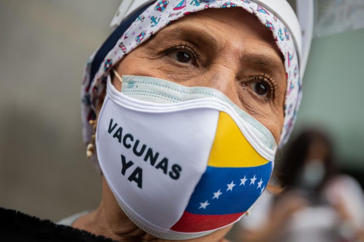 Venezuela registra hasta la fecha, según el Gobierno, un total de 309.218 contagios y 3.649 muertes asociadas a las covid-19 desde que se inició la pandemia hace más de un año. EFE/Rayner Peña/Archivo