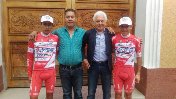 Leonardo Sierra con Gianni Savio y dos ganadores de etapa en la Vuelta Táchira, los integrantes del Androni Giocattoli - Sirermec: Ivan Sosa y Kevin Rivera.