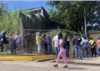 Colas disminuyen pero siguen densas para vacunarse contra el COVID19 en San Cristóbal