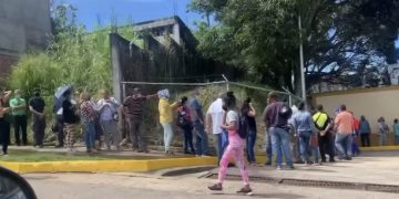 Colas disminuyen pero siguen densas para vacunarse contra el COVID19 en San Cristóbal
