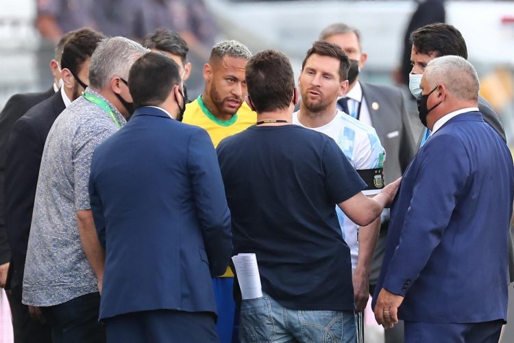 Neymar (c-i) de Brasil y Lionel Messi (c-d) de Argentina hablan con funcionarios de salud brasileños, en un partido de las eliminatorias sudamericanas para el Mundial de Catar 2022 entre Brasil y Argentina en el estadio Arena de Sao Paulo en Sao Paulo (Brasil). EFE/Sebastiao Moreira