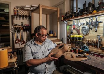 Un bombero brasileño convierte restos de incendios en instrumentos musicales