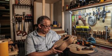 Un bombero brasileño convierte restos de incendios en instrumentos musicales