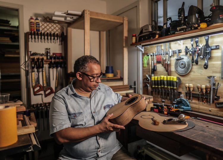 El bombero y luthier Davi Lopes, posa con sus instrumentos hoy, lunes en Río de Janeiro, Brasil. EFE/André Coelho
